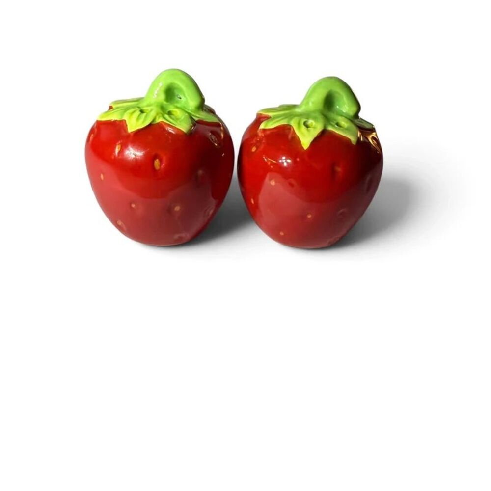 Vtg Ceramic Strawberry Salt and Pepper Shakers Set Cottagecore Kitschy NWOT
